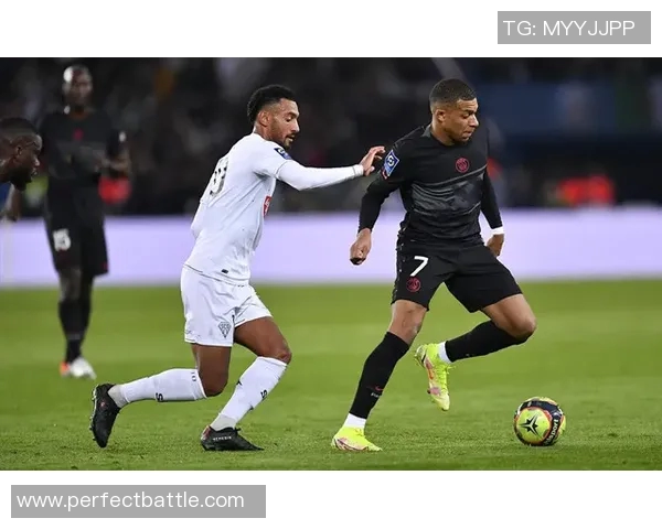 巴黎圣日耳曼友谊赛大胜莱比锡六比二全场焦点瞬间回顾与分析