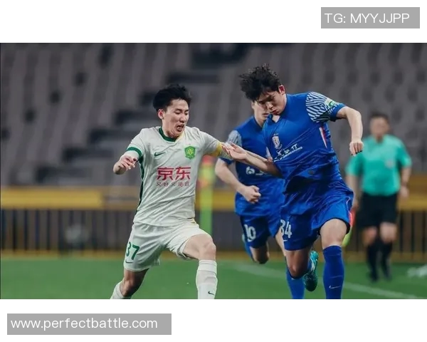 中超激战AC米兰以4比0大胜马竞争议判罚引发全场热议 中超激战AC米兰以4比0大胜马竞争议判罚引发全场热议