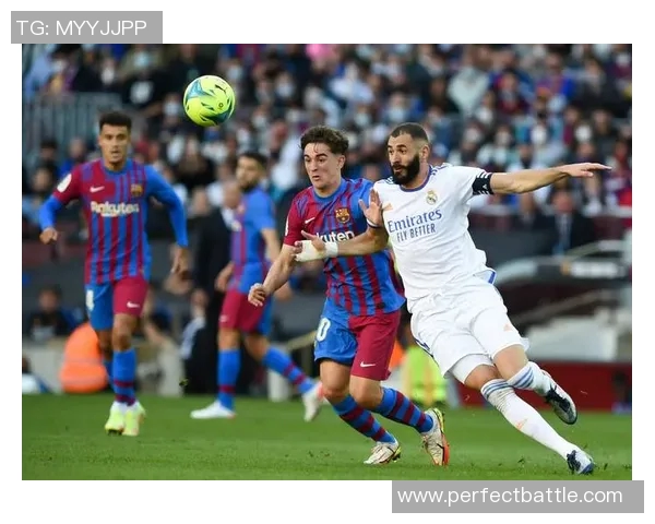 国王杯经典对决巴萨与皇马鏖战平局引发全场热议